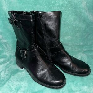 NWOT AEROSOLES Black Ankle Boots.